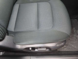 運転席は、細やかな調整が可能なパワーシートになっています。2ポジションメモリーが可能ですので、運転手交代に備えて2名分のポジション登録がお奨めです。