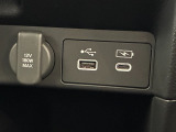 リア席専用のエアコン吹き出し口やUSB充電口も装備されており、後席の方も快適にドライブできます!