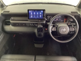 車内は光触媒抗菌消臭施工済です。インパネ周りはスタイリッシュなデザインで機能や装備も充実しています。グローブボックスやカップホルダーのほかにトレーなどたくさんの収納スペースが付いています。