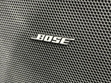 【BOSEサウンドシステム】メーカーオプションの高品位サウンドシステムを搭載。専用のチューニングが施された大小様々なスピーカーから良質なサウンドが奏でられ、臨場感あふれる音響空間を演出します。
