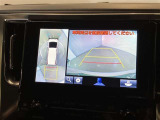 【パノラミックビューモニター】映像で、見づらい車両周辺の確認をアシスト。クルマを真上から見ているような映像を表示。 運転席から確認しにくい車両周囲の状況を把握。
