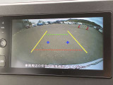 バックカメラはシフトレバーを「R」にすると、後方の映像をモニターに表示。