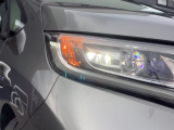 LEDヘッドライト+LEDアクティブコーナリングライト。省電力で、明るく遠くまで照らすヘッドライト。交差点などで進行方向の内側を照らし右左折時の歩行者などをより見やすくする機能もプラス。