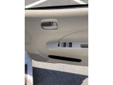 全席パワーウィンドウとなっています。運転席はオートになっているのでワンタッチ開閉することが出来ます。