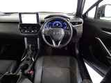 革巻きステアリングで快適な操作性の運転席です。