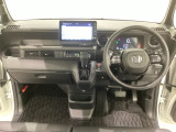 車内は光触媒抗菌消臭施工済です。インパネ周りはスタイリッシュなデザインで機能や装備も充実しています。グローブボックスやカップホルダーのほかにトレーなどたくさんの収納スペースが付いています。