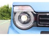 丸い目のようなデザインのLEDヘッドライト。明るく省電力です。