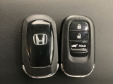 スマートキーを装備しています。鍵を差し込むことなくドアロックの開け閉めと、スタートボタン操作でのエンジンスタートができます。ボタン操作でトランクが開けられる電動テールゲートのボタンもついています。