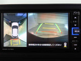 パノラミックビューモニター付きです。車両を上から見たような映像をモニター画面に表示。運転席からの目視では見にくい、車両周辺の状況をリアルタイムでしっかり確認できます。
