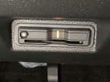 ETCがついています。高速道路の料金所の通過も楽々です。 カードの取り出しもしやすい場所についています。