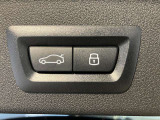オートマチック・テールゲート・オペレーション  電動オープン、クローズ機能を備えたテールゲートはリモートコントロールキーのボタンの操作、テールゲートのボタンにより開閉が可能です。