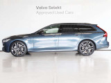 ボルボのフラッグシップであるV90はエステートとしての使い勝手に優れるだけではなく、エレガントなデザインも魅力な1台です 先代V70と比べてボンネットや前輪が前に伸び、堂々としたスタイルとなっています