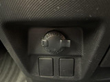 【シガーソケット(アクセサリーソケット)】車内で利用する電気製品の電源として広く利用できます!アダプターを入れることで、スマートフォンの充電なども可能です!