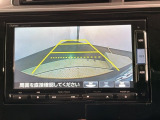 リバースギアに入れるだけで後方の表示へ切り替わります。夜間や雨の日の駐車も楽になりますよ。
