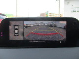 見えない部分の危険察知をサポートする360&deg;ビューモニター+フロントパーキングセンサーです。車両の前後左右にある4つのカメラを活用し、センターディスプレイの表示や各種警報音で定速走行時や駐車時に車両周