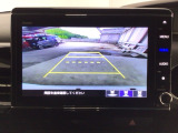 【バックカメラ】運転が苦手な方も車庫入れラクラクです!ギアをリバースに入れれば自動的に切り換わりますので、面倒な操作は不要です♪狭い駐車場もお車を傷つけず安心ですね!