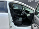運転席・助手席の間にはコンソールボックス付きの肘置きがあるので、ゆったり運転できます!