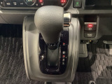 CVT車のセレクトレバーです。低速から高速まで、変速ショックのないスムーズな走りと、エンジン効率のよい領域を維持して燃費にも貢献します。サイドブレーキはスイッチ操作の電子制御パーキングブレーキです。