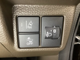 ハンドルの右側にはヘットライトリベライザーとHondaセンシング用の路外逸脱抑制機能のオンオフスイッチがついています。ヘッドライトリベライザーは道路状況や積荷の加重に応じてライトの高さを調節できます。