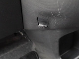 ちょっとした荷物がかけられるフック付き。