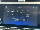 上空から見下ろしているかのような映像をディスプレイに映し出し、スムースな駐車をサポートします。画面は「トップビュー」のほか「サイドブラインドビュー」への切り換えが可能。ますます安心です