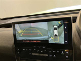 【パノラミックビューモニター】映像で、見づらい車両周辺の確認をアシスト。クルマを真上から見ているような映像を表示。 運転席から確認しにくい車両周囲の状況を把握。