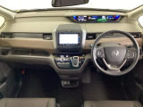 車内は光触媒抗菌消臭施工済です。インパネ周りはスタイリッシュなデザインで機能や装備も充実しています。グローブボックスやカップホルダーのほかにトレーなどたくさんの収納スペースが付いています。