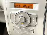 【オートエアコン】一度お好みの温度に設定すれば、車内の温度を検知し風量や温度を自動で調整。暑い&hellip;寒い&hellip;と何度もスイッチ操作をする必要はありません。快適な車内空間には必須の機能ですね♪