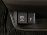 アクセサリーソケットはUSBのアダプターなどをつければ、スマホの充電にも使えます。横にはナビゲーション用の外部入力可能なUSB端子がついており、周辺には物が置けるボックスがついています。