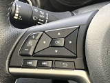 ステアリングの左側に、オーディオの操作ができるスイッチを装備しています。ハンドルから手を離さず操作できて便利です。