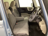 女性でも運転がしやすいように、シートの高さ調整機能(シートリフター)がついています。運転席と助手席の間が空いている為、助手席側への移動がスムーズです。交通量の多い道でも助手席側から乗り降りができます。