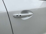スマートキーを所持している状態でロックボタンを押すと、車両すべてのドアの解錠や施錠を行うことが出来ます。
