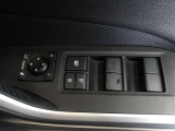 パワーウィンドウスイッチで運転席から全席の窓の開閉ができます。