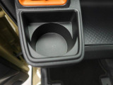 カップホルダーは運転席や助手席からちょうど手の届く位置です!!