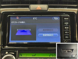 ナビ連動ETC付きです。高速道路料金所での小銭の出し入れや雨天時における窓の開け閉めなどの煩わしさが解消できます。料金所の通過もスムーズで快適ですよ。☆使用履歴表示や音声案内もしてくれます☆