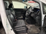 程よい硬さとホールド性が高くロングドライブも疲れにくいシートです。