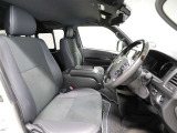 ゆったり室内で運転もしやすいです♪使い勝手の良い配置も考えられています!!