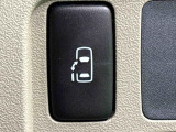 左側後部座席はパワースライドドアになっています。車内のスイッチで操作できるほか、車外からはワンタッチオープン、リモコン操作で予約ロック機能が操作できます。