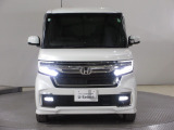 ハロゲンより明るく、より遠くまでさらなる安心感のあるLEDヘッドライトを採用。点灯忘れも防止できるオートライトコントロール機構付きです。