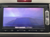 【バックカメラ】運転が苦手な方も車庫入れラクラクです!ギアをリバースに入れれば自動的に切り換わりますので、面倒な操作は不要です♪狭い駐車場もお車を傷つけず安心ですね!