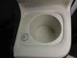 カップホルダーは運転席や助手席からちょうど手の届く位置です!!