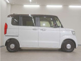 リアには左右スライドドアを採用。狭い駐車場でも開閉しやすく、強風の日でもドアが煽られにくくなっております。小さなお子さまやご年配の方も安心して乗り降りできます。