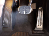 【ペダル】BMWはオルガン式アクセルペダルを採用しています。踏み込む足とペダルが同じ軌跡を描くため、かかとがずれにくく、アクセルコントロールがよりしやすくなるメリットがあります。