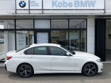【BMWの伝統-3】BMWのお車は、&ldquo;駆け抜ける歓び&rdquo;を体現しております。走行の安定性とコーナリングの良さを追求し、思い通りにハンドルの操作可能です。