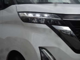 【LEDヘッドライト】悪天候や夜間走行時も良好な視界を確保し安心して運転できる高輝度LEDヘッドライトを装備!点灯速度が早く、消費電力も抑えられています。