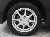 純正アルミホイールは精度が高く、走行の安定性が優れています。タイヤサイズ155/65R14