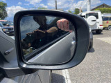 ブラインドスポットモニター搭載。 ドアミラーの死角領域に入った車両の存在とその死角領域に急速に接近してくる車両の存在を運転者に提供する、サポートシステムです。