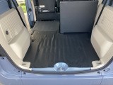 リアシートを倒すことで、より広くフラットな荷室が確保できます。荷物の積み降ろしがしやすく、さまざまな用途に対応できます。