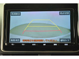 バックガイドモニター(バックモニター)付き。車両後方の映像をナビ画面に表示し、駐車などの後退操作をサポートします。