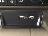 充電用USBジャックを2個装備!iPhoneはもちろん少しアンペアが高めのiPadも充電することが出来ます(運転しながら充電できます)